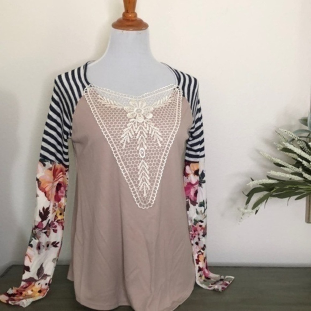 NWT Casalee Top NEW!!! Medium floral striped soft Lace and floral
